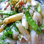Buntes Gemüse mit Spargel und Zuckerschoten auf dem Teller