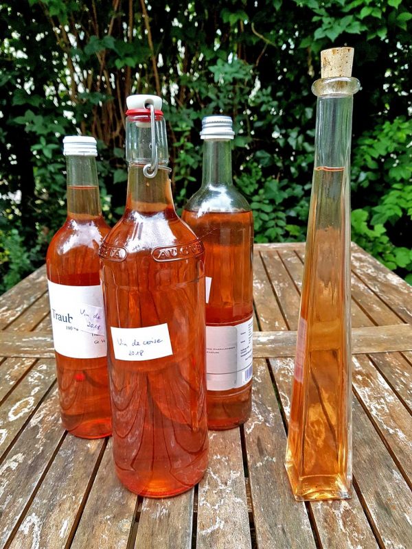 Flaschen mit Vin de cerises