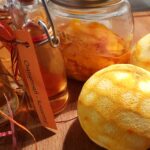 Fläschchen, Gläser und geschälte Orangen
