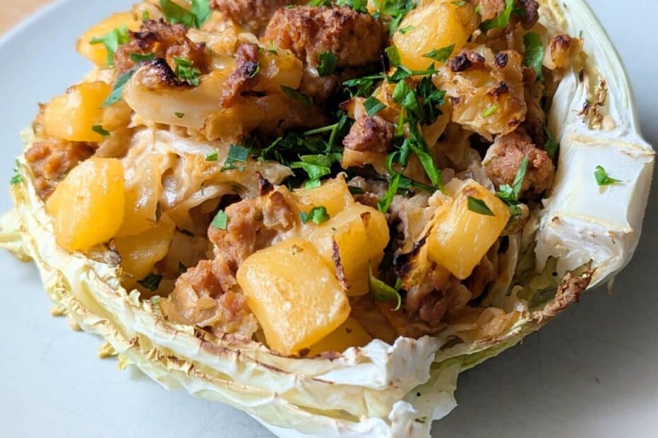 Wirsing-Kartoffel-Hack-Pfanne mit Kartoffeln und veganem Hack im gebackenen Wirsingmantel